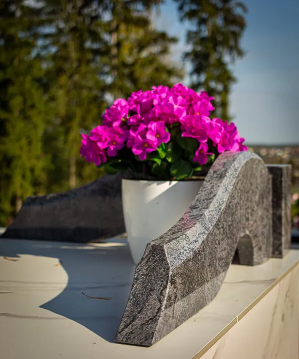 Оградки на могилу из гранита