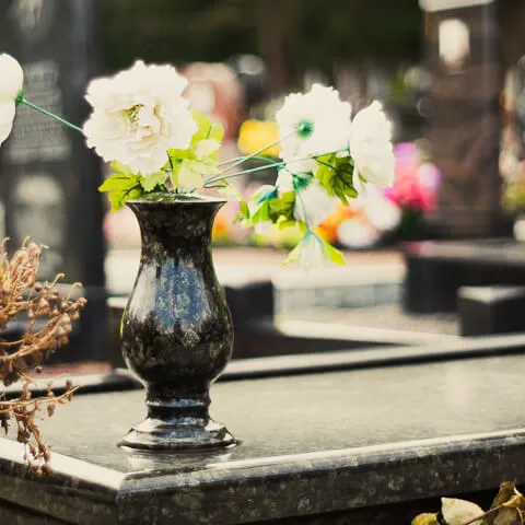 Гранитные вазы