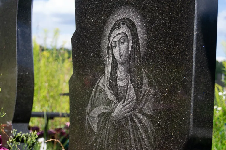 Благоустройство могил щебнем