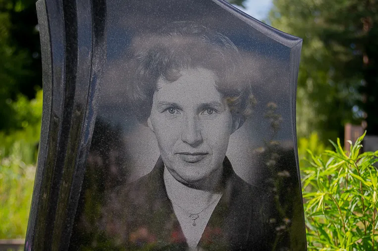 Благоустройство могил щебнем