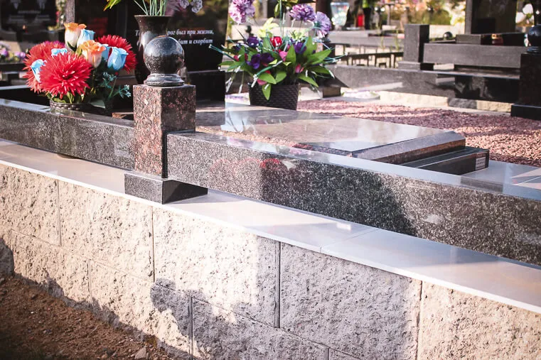 Установка ограды на фундамент из бессерных блоков