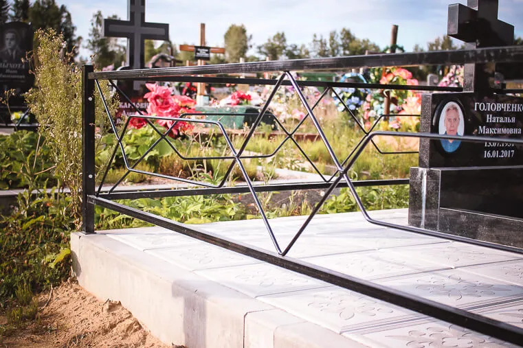 Установка ограды на основание из тротуарной плитки