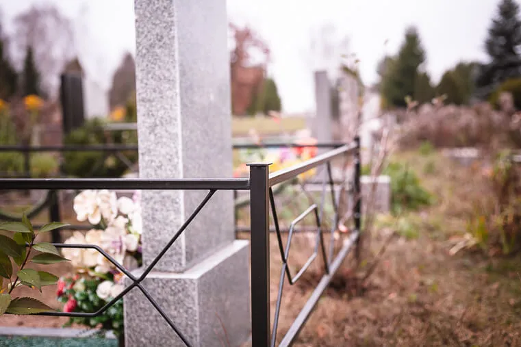 Установка ограды по уровню земли