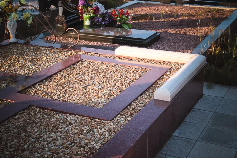 Благоустройство могил щебнем