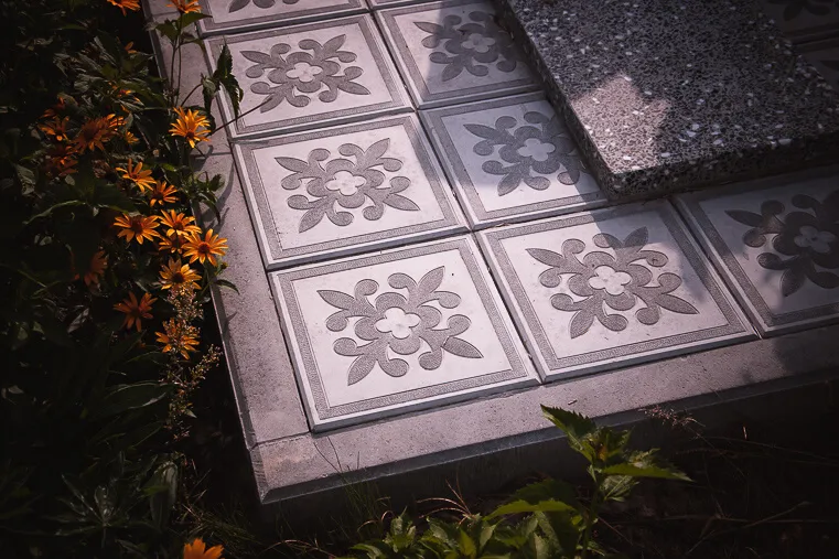 Установка на фундамент из тротуарной плитки